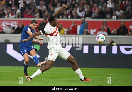 28 ottobre 2023, Baden-Württemberg, Stoccarda: Calcio: Bundesliga, VfB Stuttgart - TSG 1899 Hoffenheim, Matchday 9, alla MHPArena. Robert Skov di Hoffenheim (l) segna il gol 1:3. Foto: Marijan Murat/dpa - NOTA IMPORTANTE: In conformità ai requisiti della DFL Deutsche Fußball Liga e del DFB Deutscher Fußball-Bund, è vietato utilizzare o far utilizzare fotografie scattate nello stadio e/o della partita sotto forma di immagini di sequenza e/o serie di foto simili a video. Foto Stock