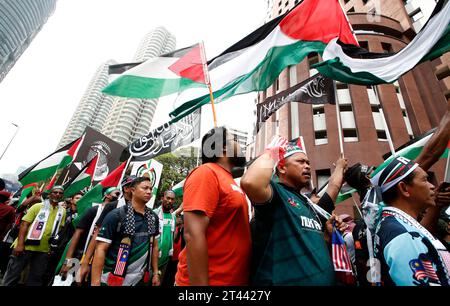 Kuala Lumpur, Malesia. 28 ottobre 2023. I manifestanti con bandiere palestinesi marciano verso l'Ambasciata degli Stati Uniti d'America per mostrare solidarietà al popolo palestinese di Kuala Lumpur. La manifestazione pacifica è quella di chiedere la fine del conflitto israelo-palestinese. (Foto di Wong Fok Loy/SOPA Images/Sipa USA) credito: SIPA USA/Alamy Live News Foto Stock