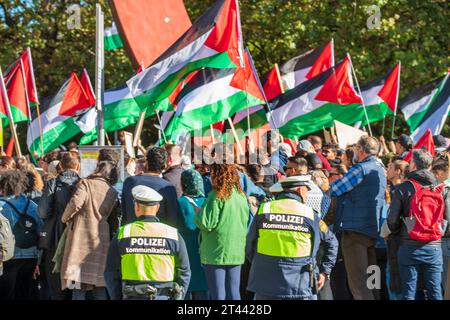 Polizei sichert Pro Palästina Demo, München, 28. Oktober 2023 Deutschland, München, 28.10.2023, Polizei sichert Pro-Palästina-Demo, Auftaktkundgebung am Karl-Stützel-Platz, viele palästinensische Fahnen, Demonstration unter dem motto: Frieden für Gaza - Stoppt den Krieg, Nahost-Krieg, Politik, Bayern, *** Police secures Pro Palestine demo, Monaco di Baviera, 28 ottobre 2023 Germania, Monaco, 28 10 2023, Police secures Pro Palestine demo, Prelude Rally at Karl Stützel Platz, many Palestinian Flags, dimostrazione con lo slogan pace per Gaza fermare la guerra, guerra in Medio Oriente, politica, Baviera, Foto Stock