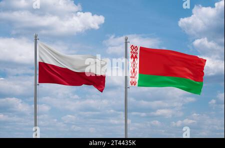 Bielorussia e Polonia bandiere che sventolano insieme nel vento su un cielo nuvoloso blu, concetto di relazione tra due paesi Foto Stock