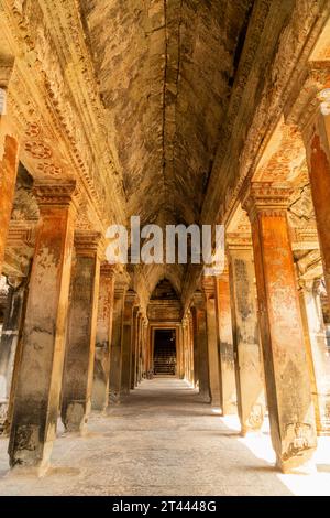 Uno dei corridoi a volta e con colonne del tempio di Angkor Wat, Cambogia. Foto Stock