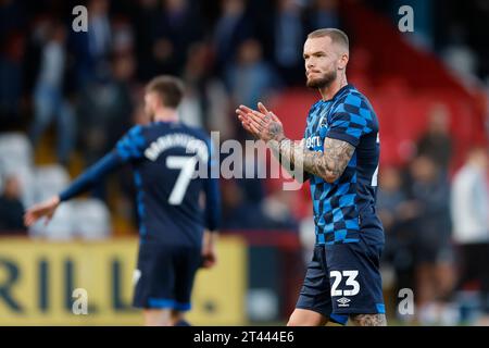 Joe Ward della contea di Derby (a destra) durante la partita della Sky Bet League One al Lamex Stadium di Stevenage. Data immagine: Sabato 28 ottobre 2023. Foto Stock