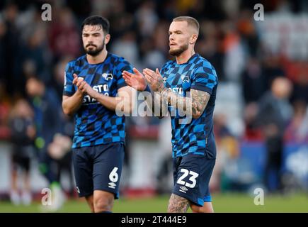 Joe Ward (a destra) e Eiran Cashin della contea di Derby durante la partita della Sky Bet League One al Lamex Stadium, Stevenage. Data immagine: Sabato 28 ottobre 2023. Foto Stock