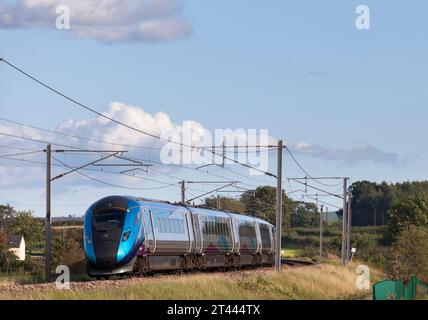 Primo treno bimodale Transpennine Express classe 802 Hitachi AT300 in Cumbria sulla linea principale della costa occidentale Foto Stock