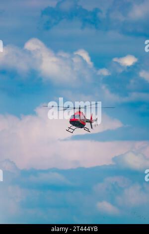 Leszno, Polonia - 17 giugno 2023: Antidotum Airshow Leszno 2023 e spettacolo di volo in elicottero e aerei da soli e in gruppo Foto Stock