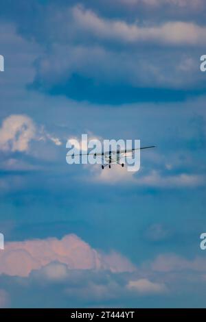 Leszno, Polonia - 17 giugno 2023: Antidotum Airshow Leszno 2023 e spettacolo di volo in elicottero e aerei da soli e in gruppo Foto Stock