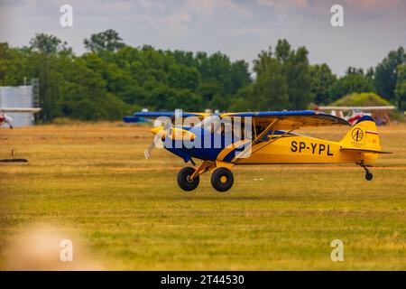 Leszno, Polonia - 17 giugno 2023: Antidotum Airshow Leszno 2023 e spettacolo di volo in elicottero e aerei da soli e in gruppo Foto Stock