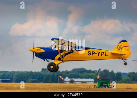 Leszno, Polonia - 17 giugno 2023: Antidotum Airshow Leszno 2023 e spettacolo di volo in elicottero e aerei da soli e in gruppo Foto Stock