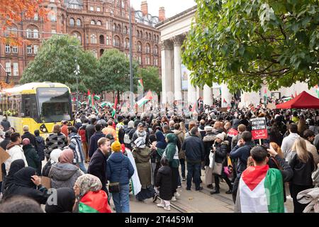 I tram si sono bloccati in piazza San Pietro mentre migliaia di manifestanti pro-palestinesi si sono riuniti per una manifestazione di massa a Manchester nel Regno Unito. I manifestanti marciarono da Piazza San Pietro nel centro della città. Bandiere e striscioni furono tenute in alto e i razzi furono lasciati andare. Sono stati pronunciati discorsi in Piazza San Pietro prima e dopo la marcia circolare. Immagine: Garyroberts/worldwidefeatures.com Foto Stock