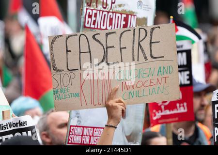 Il cessate il fuoco è stato bloccato mentre migliaia di manifestanti pro-Palestina si sono riuniti per una manifestazione di massa a Manchester nel Regno Unito. I manifestanti marciarono da Piazza San Pietro nel centro della città. Bandiere e striscioni furono tenute in alto e i razzi furono lasciati andare. Sono stati pronunciati discorsi in Piazza San Pietro prima e dopo la marcia circolare. Immagine: Garyroberts/worldwidefeatures.com Foto Stock