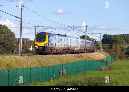 Avanti West Coast Bomabrdier voyager, treni diesel inclinabili che corrono sulla linea principale della costa occidentale nella campagna della Cumbria Foto Stock