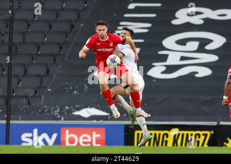 Jake Young di Swindon Town è sfidato da Milton Keynes Dons Daniel Harvie durante la seconda metà della partita Sky Bet League 2 tra MK Dons e Swindon Town allo stadio MK, Milton Keynes sabato 28 ottobre 2023. (Foto: John Cripps | mi News) crediti: MI News & Sport /Alamy Live News Foto Stock