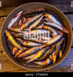 Sardine appena pescate in una ciotola di legno, nel sud della Francia Foto Stock