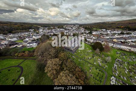 Editoriale Swansea, Regno Unito - 23 OTTOBRE 2023: Veduta aerea della chiesa di San Cynog a Ystradgynlais, un'antica città di lingua gallese nella valle dell'alta Swansea di Foto Stock