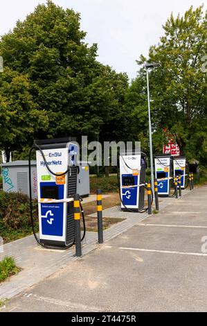 BEI einer Ladestation für Elektrofahrzeuge handelt es sich um eine speziell für Elektrofahrzeuge konzipierte Ladestation, Die in ihrer Bauweise meist einer Zapfsäule für Kraftstoffe nachempfunden ist. Umgangssprachlich wird sie daher auch gelegentlich Stromtankstelle oder Ladesäule genannt. Symbolfo, Themenfoto Stadthagen, 27.10.2023 *** Una stazione di ricarica per veicoli elettrici è una stazione di ricarica appositamente progettata per i veicoli elettrici, che di solito è modellata su una pompa di alimentazione in termini di progettazione, è quindi anche colloquialmente chiamata stazione di rifornimento elettrica o stazione di ricarica Foto Stock
