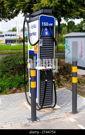 BEI einer Ladestation für Elektrofahrzeuge handelt es sich um eine speziell für Elektrofahrzeuge konzipierte Ladestation, Die in ihrer Bauweise meist einer Zapfsäule für Kraftstoffe nachempfunden ist. Umgangssprachlich wird sie daher auch gelegentlich Stromtankstelle oder Ladesäule genannt. Symbolfo, Themenfoto Stadthagen, 27.10.2023 *** Una stazione di ricarica per veicoli elettrici è una stazione di ricarica appositamente progettata per i veicoli elettrici, che di solito è modellata su una pompa di alimentazione in termini di progettazione, è quindi anche colloquialmente chiamata stazione di rifornimento elettrica o stazione di ricarica Foto Stock