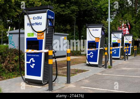 BEI einer Ladestation für Elektrofahrzeuge handelt es sich um eine speziell für Elektrofahrzeuge konzipierte Ladestation, Die in ihrer Bauweise meist einer Zapfsäule für Kraftstoffe nachempfunden ist. Umgangssprachlich wird sie daher auch gelegentlich Stromtankstelle oder Ladesäule genannt. Symbolfo, Themenfoto Stadthagen, 27.10.2023 *** Una stazione di ricarica per veicoli elettrici è una stazione di ricarica appositamente progettata per i veicoli elettrici, che di solito è modellata su una pompa di alimentazione in termini di progettazione, è quindi anche colloquialmente chiamata stazione di rifornimento elettrica o stazione di ricarica Foto Stock