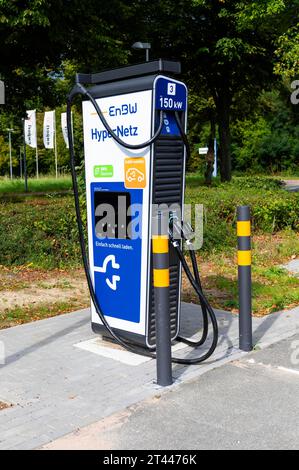 BEI einer Ladestation für Elektrofahrzeuge handelt es sich um eine speziell für Elektrofahrzeuge konzipierte Ladestation, Die in ihrer Bauweise meist einer Zapfsäule für Kraftstoffe nachempfunden ist. Umgangssprachlich wird sie daher auch gelegentlich Stromtankstelle oder Ladesäule genannt. Symbolfo, Themenfoto Stadthagen, 27.10.2023 *** Una stazione di ricarica per veicoli elettrici è una stazione di ricarica appositamente progettata per i veicoli elettrici, che di solito è modellata su una pompa di alimentazione in termini di progettazione, è quindi anche colloquialmente chiamata stazione di rifornimento elettrica o stazione di ricarica Foto Stock
