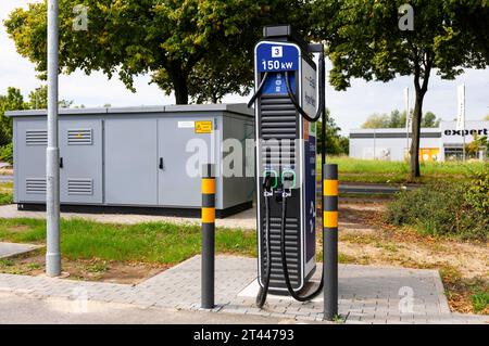 BEI einer Ladestation für Elektrofahrzeuge handelt es sich um eine speziell für Elektrofahrzeuge konzipierte Ladestation, Die in ihrer Bauweise meist einer Zapfsäule für Kraftstoffe nachempfunden ist. Umgangssprachlich wird sie daher auch gelegentlich Stromtankstelle oder Ladesäule genannt. Symbolfo, Themenfoto Stadthagen, 27.10.2023 *** Una stazione di ricarica per veicoli elettrici è una stazione di ricarica appositamente progettata per i veicoli elettrici, che di solito è modellata su una pompa di alimentazione in termini di progettazione, è quindi anche colloquialmente chiamata stazione di rifornimento elettrica o stazione di ricarica Foto Stock