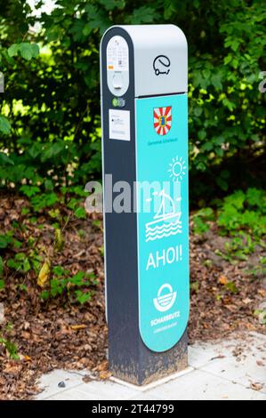 BEI einer Ladestation für Elektrofahrzeuge handelt es sich um eine speziell für Elektrofahrzeuge konzipierte Ladestation, Die in ihrer Bauweise meist einer Zapfsäule für Kraftstoffe nachempfunden ist. Umgangssprachlich wird sie daher auch gelegentlich Stromtankstelle oder Ladesäule genannt. Symbolfo, Themenfoto Scharbeutz, 28.10.2023 *** Una stazione di ricarica per veicoli elettrici è una stazione di ricarica appositamente progettata per i veicoli elettrici, che di solito è modellata su una pompa di alimentazione in termini di design. Viene quindi anche colloquialmente chiamata stazione di ricarica elettrica o ricarica c Foto Stock