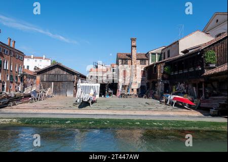 Una fila di gondole sullo scalo di un cantiere seicentesco di costruzione di cabinovie, lo «Squero di San Trvasco» sulla riva del canale di alimentazione, Rio de Trovaso in Foto Stock