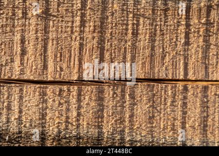 Primo piano della struttura ruvida di una recinzione in legno Foto Stock
