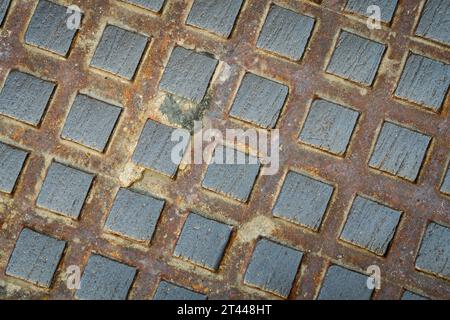 Primo piano di un marciapiede in una parte molto antica di una città Foto Stock