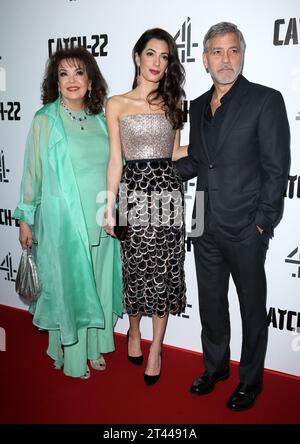 Baria Alamuddin, Amal Clooney e George Clooney assistono alla premiere britannica "Catch 22" al Vue Westfield di Londra. Foto Stock