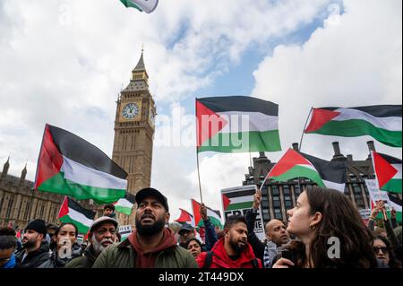 Il 28 ottobre 2023 masse di persone hanno marciato nel centro di Londra protestando contro il bombardamento israeliano di Gaza Foto Stock