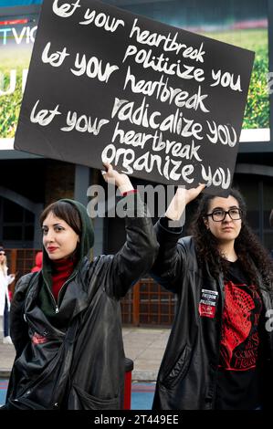 Il 28 ottobre 2023 masse di persone hanno marciato nel centro di Londra protestando contro il bombardamento israeliano di Gaza. Due giovani donne. Foto Stock