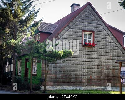 Kamien Pomorski, Polonia - 16 settembre 2023: Architettura tradizionale della Pomerania. Vecchia casa residenziale storica in Piazza della Cattedrale. Foto Stock