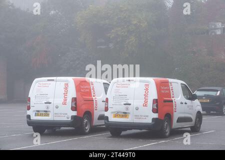 Windsor, Berkshire, Regno Unito. 27 ottobre 2023. Due furgoni Rentokil Pest Control parcheggiati in un parcheggio a Windsor, Berkshire. Si dice che le società di controllo dei parassiti assistano a una grande ripresa in tutta Londra nelle chiamate da parte dei clienti che chiedono consigli su insetti e infestazioni da letto. Credito: Maureen McLean/Alamy Foto Stock