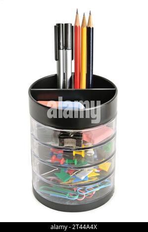 Forniture per ufficio in tazza di plastica isolata su bianco Foto Stock