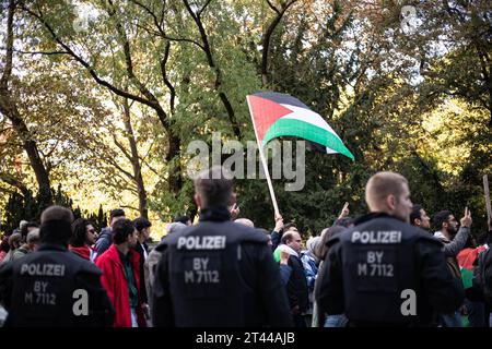 Monaco, Germania. 28 ottobre 2023. Il 28 ottobre 2023, migliaia di partecipanti si sono riuniti a Karl-Stuetzel-Platz a Monaco di Baviera, in Germania, per manifestare insieme per un immediato cessate il fuoco e per mostrare la loro solidarietà alla Palestina. Hanno deliberatamente parlato contro l'antisemitismo e il razzismo e hanno chiesto la pace per Gaza e la fine della guerra. (Foto di Alexander Pohl/Sipa USA) credito: SIPA USA/Alamy Live News Foto Stock