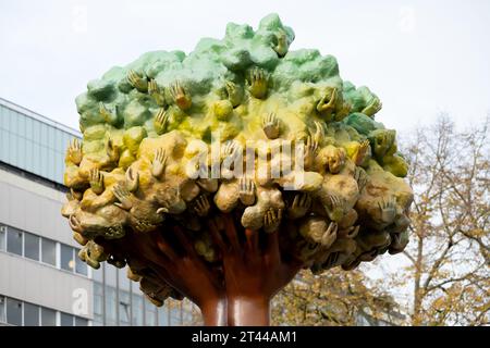 Scultura Tree of Hands, Starley Gardens, Coventry, West Midlands, Inghilterra, REGNO UNITO Foto Stock