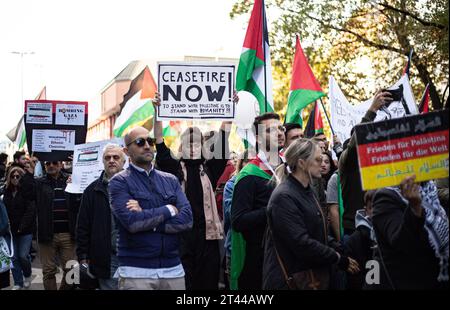 Monaco, Germania. 28 ottobre 2023. Il 28 ottobre 2023, migliaia di partecipanti si sono riuniti a Karl-Stuetzel-Platz a Monaco di Baviera, in Germania, per manifestare insieme per un immediato cessate il fuoco e per mostrare la loro solidarietà alla Palestina. Hanno deliberatamente parlato contro l'antisemitismo e il razzismo e hanno chiesto la pace per Gaza e la fine della guerra. (Foto di Alexander Pohl/Sipa USA) credito: SIPA USA/Alamy Live News Foto Stock