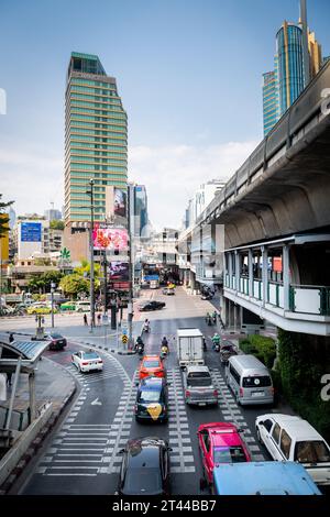 Vista dell'incrocio di Sukhumvit Rd., Asoke Montri Rd E Ratchadaphisek Rd Dalla stazione dello skytrain BTS di Asoke nel centro di Bangkok. Foto Stock