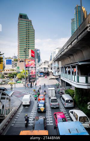 Vista dell'incrocio di Sukhumvit Rd., Asoke Montri Rd E Ratchadaphisek Rd Dalla stazione dello skytrain BTS di Asoke nel centro di Bangkok. Foto Stock