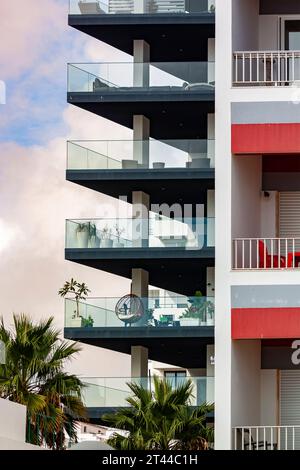 Moderno edificio di appartamenti a Quarteira, Algarve, Portogallo Foto Stock