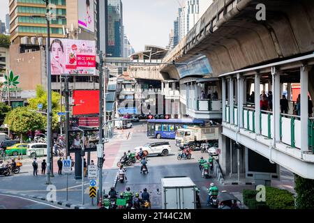 Vista dell'incrocio di Sukhumvit Rd., Asoke Montri Rd E Ratchadaphisek Rd Dalla stazione dello skytrain BTS di Asoke nel centro di Bangkok. Foto Stock