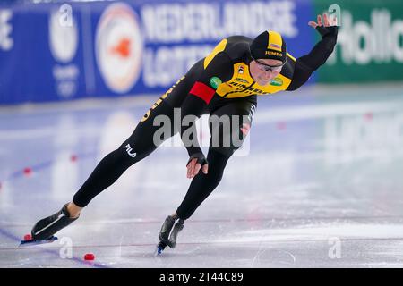 Heerenveen, Paesi Bassi. 27 ottobre 2023. HEERENVEEN, PAESI BASSI - OTTOBRE 27: Merijn Scheperkamp gareggia sui 500m maschili durante lo Speed Skating WCQT il 27 ottobre 2023 a Heerenveen, Paesi Bassi (foto di Andre Weening/Orange Pictures) credito: Orange Pics BV/Alamy Live News Foto Stock