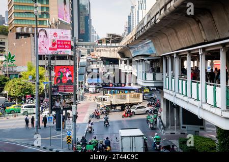 Vista dell'incrocio di Sukhumvit Rd., Asoke Montri Rd E Ratchadaphisek Rd Dalla stazione dello skytrain BTS di Asoke nel centro di Bangkok. Foto Stock