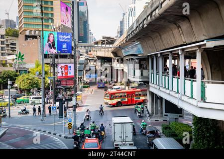 Vista dell'incrocio di Sukhumvit Rd., Asoke Montri Rd E Ratchadaphisek Rd Dalla stazione dello skytrain BTS di Asoke nel centro di Bangkok. Foto Stock