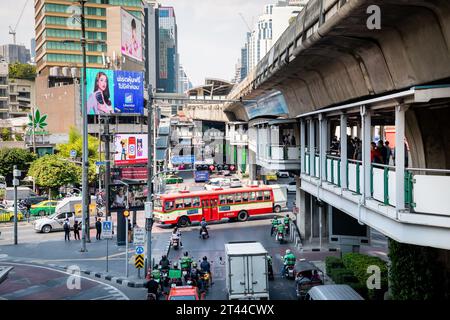 Vista dell'incrocio di Sukhumvit Rd., Asoke Montri Rd E Ratchadaphisek Rd Dalla stazione dello skytrain BTS di Asoke nel centro di Bangkok. Foto Stock