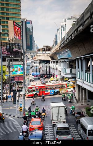 Vista dell'incrocio di Sukhumvit Rd., Asoke Montri Rd E Ratchadaphisek Rd Dalla stazione dello skytrain BTS di Asoke nel centro di Bangkok. Foto Stock