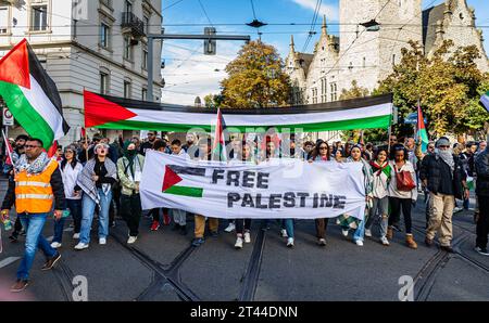 Zürich: Pro-Palästinensische Demonstration Mehrere tausend Personen nahmen in Zürich an einer Pro-Palästina Demonstration teil. Es wurden antisemitische Parolen und Gewaltaufrufe geäussert. Der Demonstrationszug durch die Zürcher Innenstadt verlief friedlich. Zürich, Schweiz, 28.10.2023 *** dimostrazione pro palestinese di Zurigo diverse migliaia di persone hanno partecipato a una manifestazione pro Palestina a Zurigo slogan antisemiti e sono stati espressi inviti alla violenza la marcia di dimostrazione attraverso il centro di Zurigo è passata pacificamente Zurigo, Svizzera, 28 10 2023 credito: Imago/Alamy Live News Foto Stock