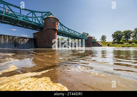 Breslavia, Polonia - 4 giugno 2023: Lungo ponte Bartoszowicki pieno di turisti a piedi e ciclisti sul livello dell'acqua visto dalla parte secca del fiume al sole Foto Stock