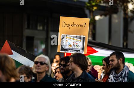 Zürich: Pro-Palästinensische Demonstration Mehrere tausend Personen nahmen in Zürich an einer Pro-Palästina Demonstration teil. Es wurden antisemitische Parolen und Gewaltaufrufe geäussert. Der Demonstrationszug durch die Zürcher Innenstadt verlief friedlich. Zürich, Schweiz, 28.10.2023 *** dimostrazione pro palestinese di Zurigo diverse migliaia di persone hanno partecipato a una manifestazione pro Palestina a Zurigo slogan antisemiti e sono stati espressi inviti alla violenza la marcia di dimostrazione attraverso il centro di Zurigo è passata pacificamente Zurigo, Svizzera, 28 10 2023 credito: Imago/Alamy Live News Foto Stock