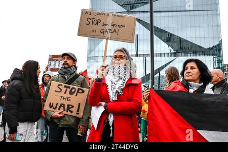 Demo Frieden im Nahen Osten Berlin, 28.10.2023 - Am Berliner Hauptbahnhof haben Palaestinenser, Juden und andere Gruppen fuer Frieden im Nahen Osten demonstriert und ein sofortigen Waffenstillstand gefordert. Berlin Berlin Deutschland *** Demo Peace in the Middle East Berlin, 28 10 2023 palestinesi, ebrei e altri gruppi hanno manifestato alla stazione centrale di Berlino per la pace in Medio Oriente e hanno chiesto un immediato cessate il fuoco Berlino Berlino Germania Credit: Imago/Alamy Live News Foto Stock