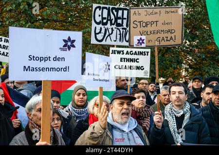 Demo Berlin, 28.10.2023 - AM Oranienplatz haben sich unter dem motto Global South Unites Palaestinenser, Juden und andere Teilnehmer versammelt, um gegen das Vorgehen Israels im Gazastreifen zu protestieren und einen sofortigen Waffenstillstand gefordert. Berlin Berlin Deutschland *** Demo Berlin, 28 10 2023 palestinesi, ebrei e altri partecipanti si sono riuniti a Oranienplatz sotto lo slogan Global South Unites per protestare contro le azioni israeliane nella Striscia di Gaza e chiedere un immediato cessate il fuoco Berlino Germania credito: Imago/Alamy Live News Foto Stock